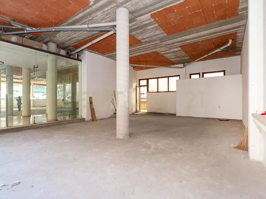 Immagine 23 di Locale commerciale in vendita  in Via Milano 85 a Catania