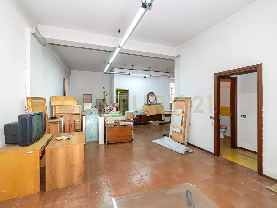 Immagine 10 di Locale commerciale in vendita  in Via Tripoli 185 a Aci Castello