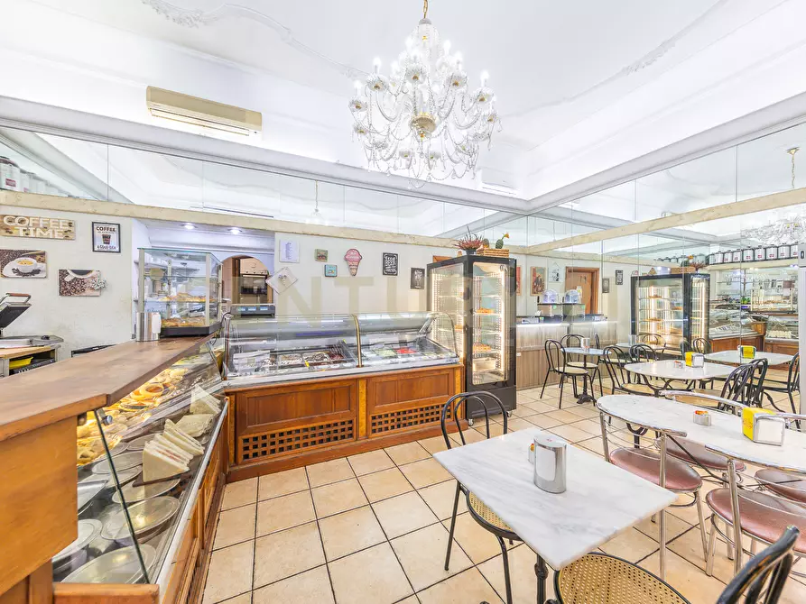 Immagine 15 di Quadrilocale in vendita  in Via Nemorense 26/28 a Roma