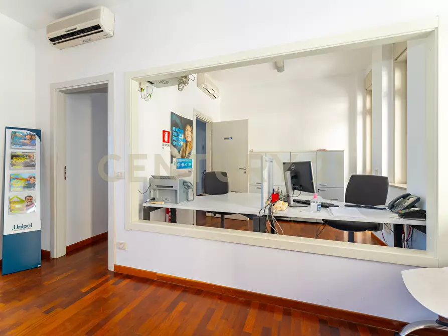 Immagine 9 di Pentalocale in vendita  in Corso Sicilia 64 a Catania