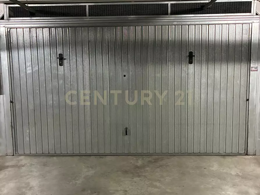 Immagine 1 di Garage in vendita  in Via Gorgona 1 a Roma