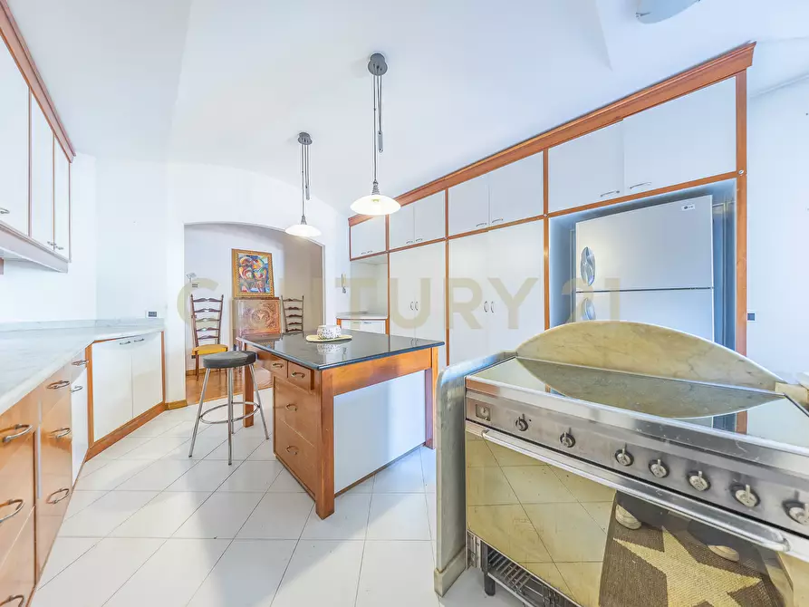 Immagine 32 di Pentalocale in vendita  in Via della Croce 71 a Roma