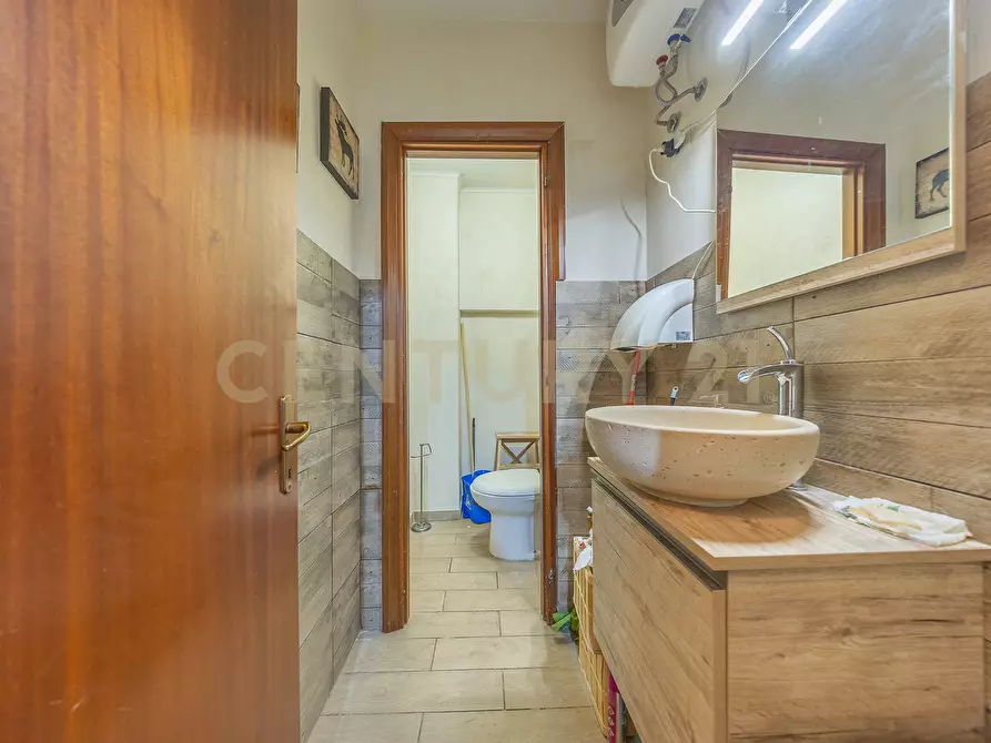 Immagine 28 di Locale commerciale in vendita  in VIA AUGUSTA GENINA 16 a Roma