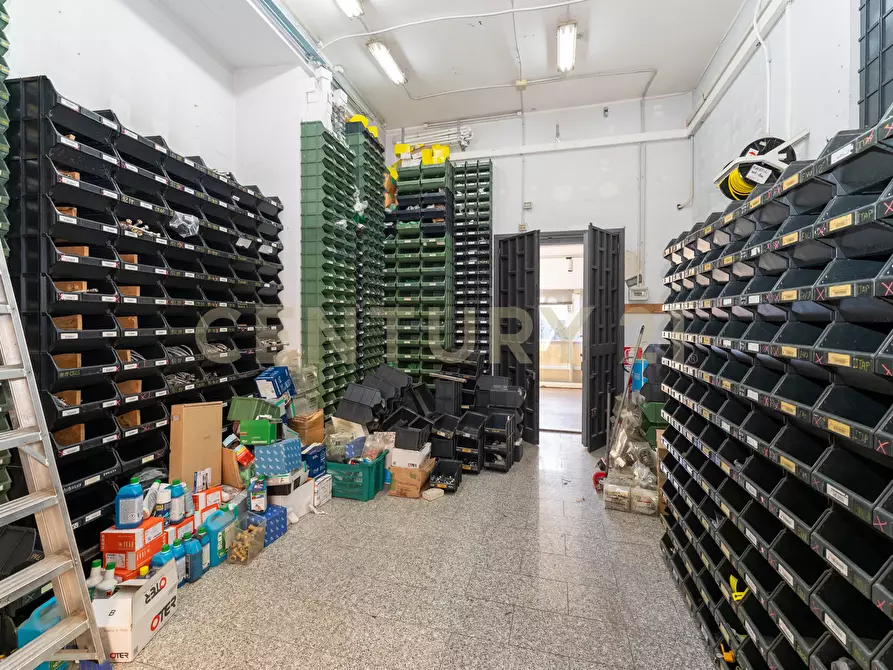 Immagine 10 di Locale commerciale in vendita  in Via Firenze 205 a Aci Castello