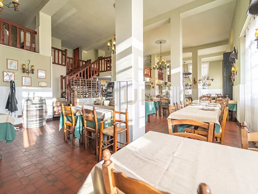 Immagine 8 di Locale commerciale in vendita  in Via Nemorense 17 a Nemi