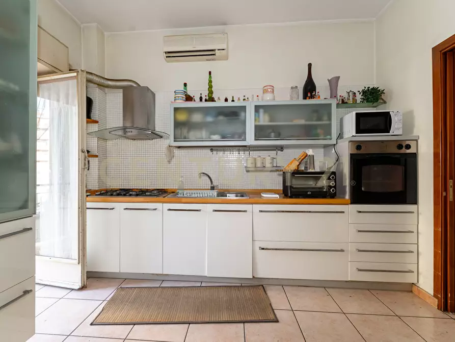 Immagine 28 di Pentalocale in vendita  in Via Fratelli Bandiera 13 a Gravina Di Catania