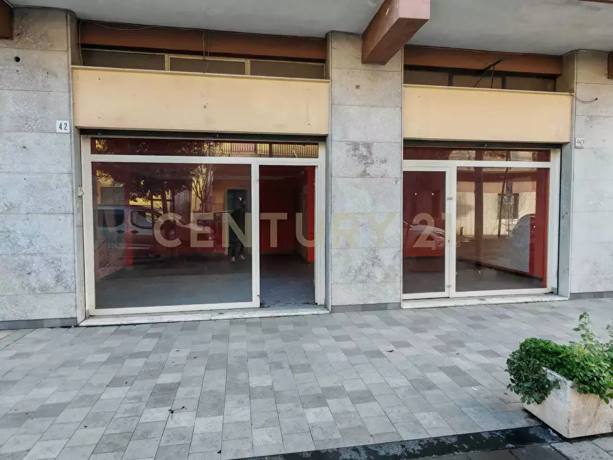 Immagine 2 di Locale commerciale in vendita  in Via Guglielmo Marconi 40 a Gravina Di Catania