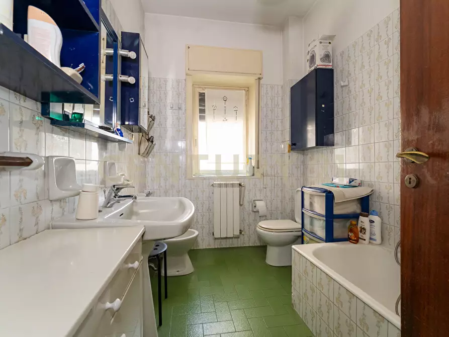 Immagine 33 di Pentalocale in vendita  in Via Fratelli Bandiera 13 a Gravina Di Catania