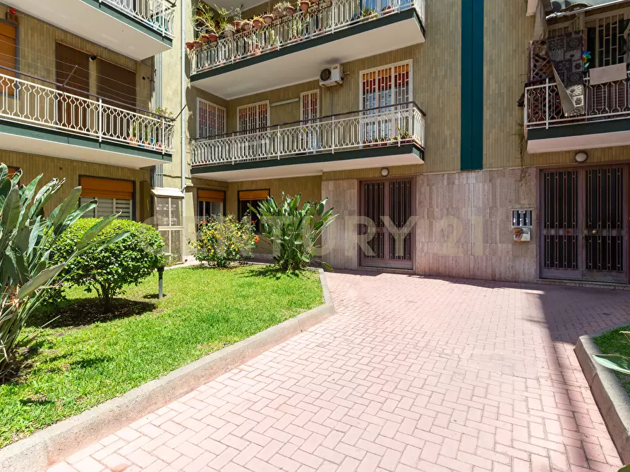 Immagine 2 di Pentalocale in vendita  in Via Grazia Deledda 2 a Catania