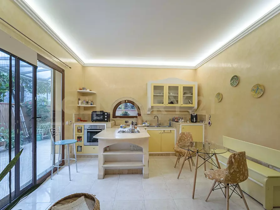 Immagine 5 di Villa in vendita  in Piazza Antonio Stracuzzi 4 a Santa Teresa Di Riva