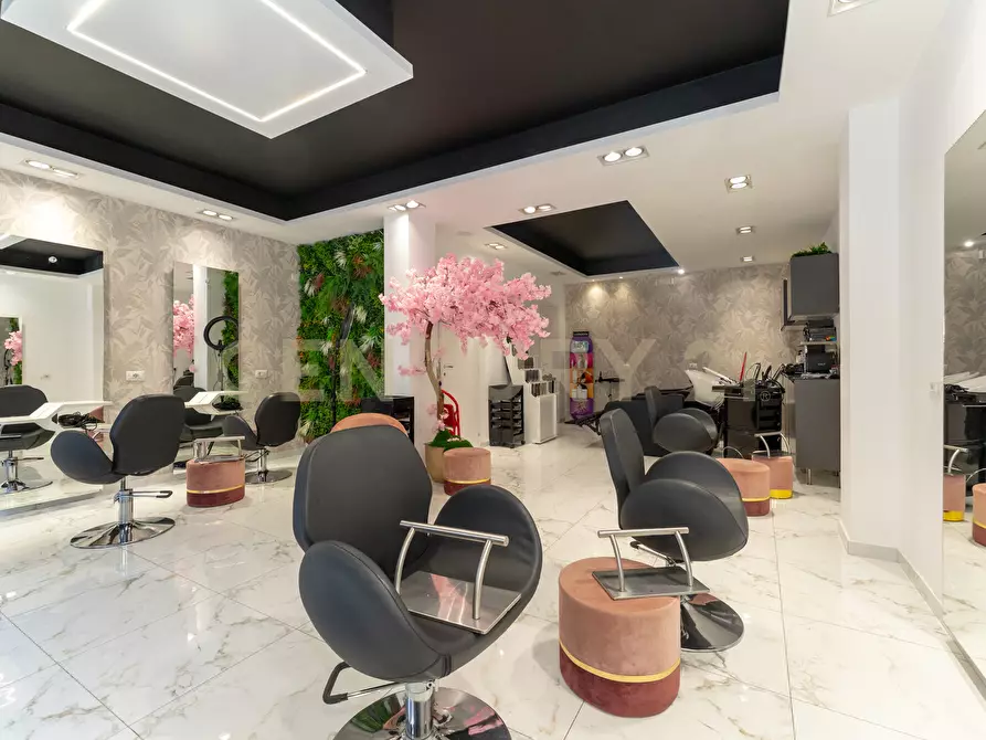 Immagine 19 di Locale commerciale in vendita  in Via Vittorio Emanuele II 113a a Gravina Di Catania