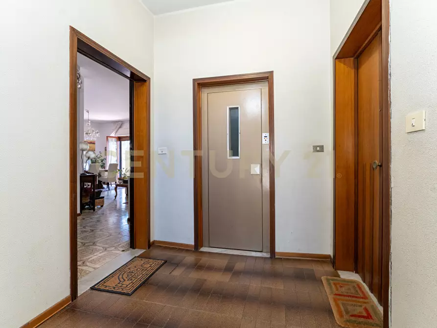 Immagine 9 di Pentalocale in vendita  in Via Cristoforo Colombo 1 a San Gregorio Di Catania