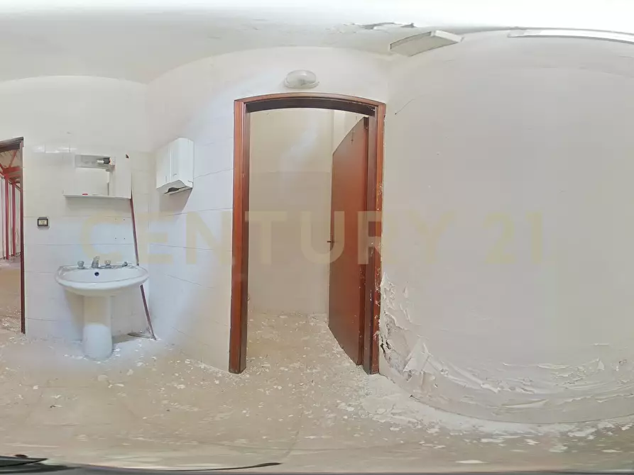 Immagine 31 di Locale commerciale in vendita  in Piazza Guglielmo Marconi 19 a San Gregorio Di Catania