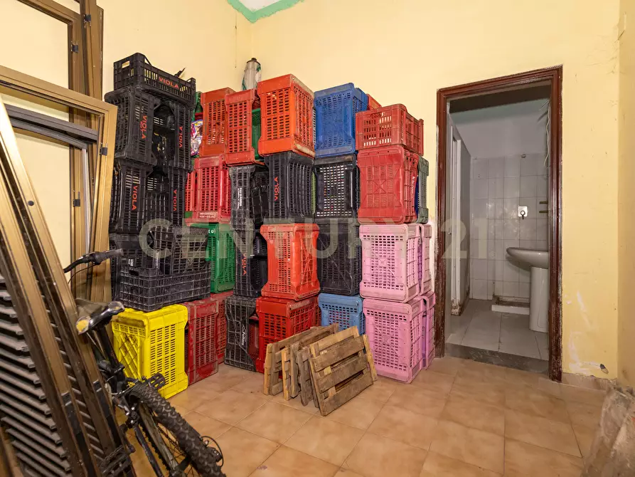 Immagine 23 di Locale commerciale in vendita  in Via IV Novembre 13 a Adrano