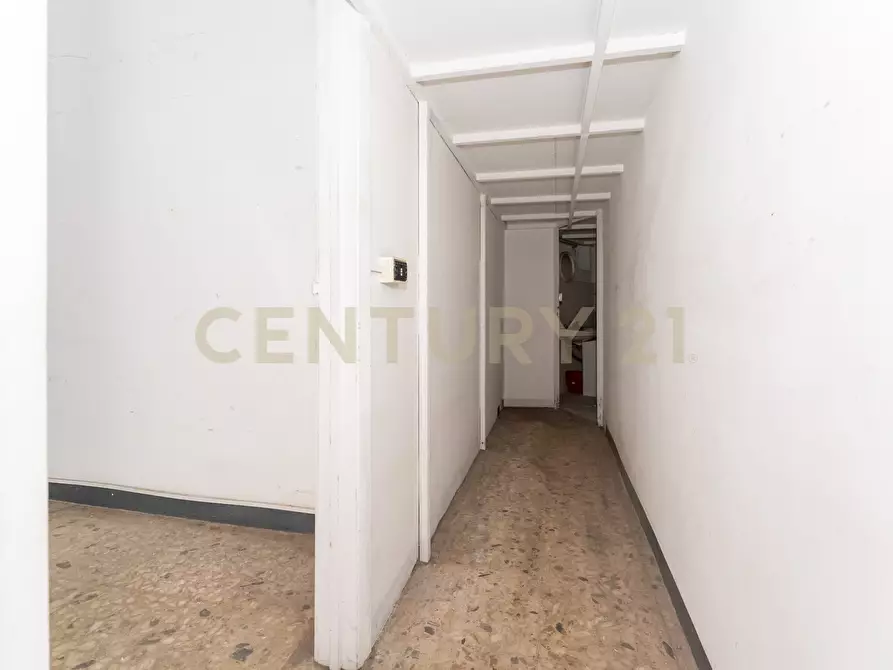 Immagine 7 di Locale commerciale in vendita  in Via Bronte 2 a Catania