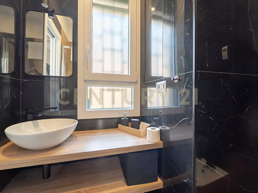 Immagine 12 di Bilocale in vendita  in Via Girolamo Benzoni a Roma