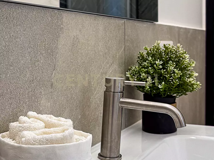 Immagine 32 di Appartamento in vendita  in Via Lampedusa a Roma