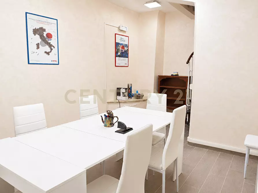 Immagine 3 di Attività commerciale in vendita  in Via Val Chisone 24 a Roma