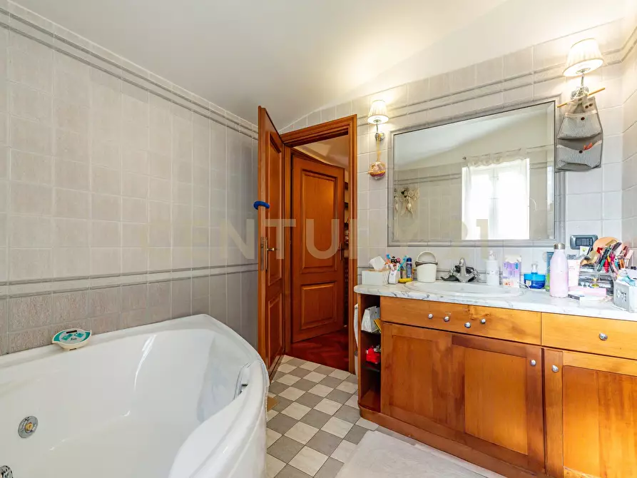 Immagine 12 di Villa in vendita  in Via Aci Sant'Antonio 21 a Roma
