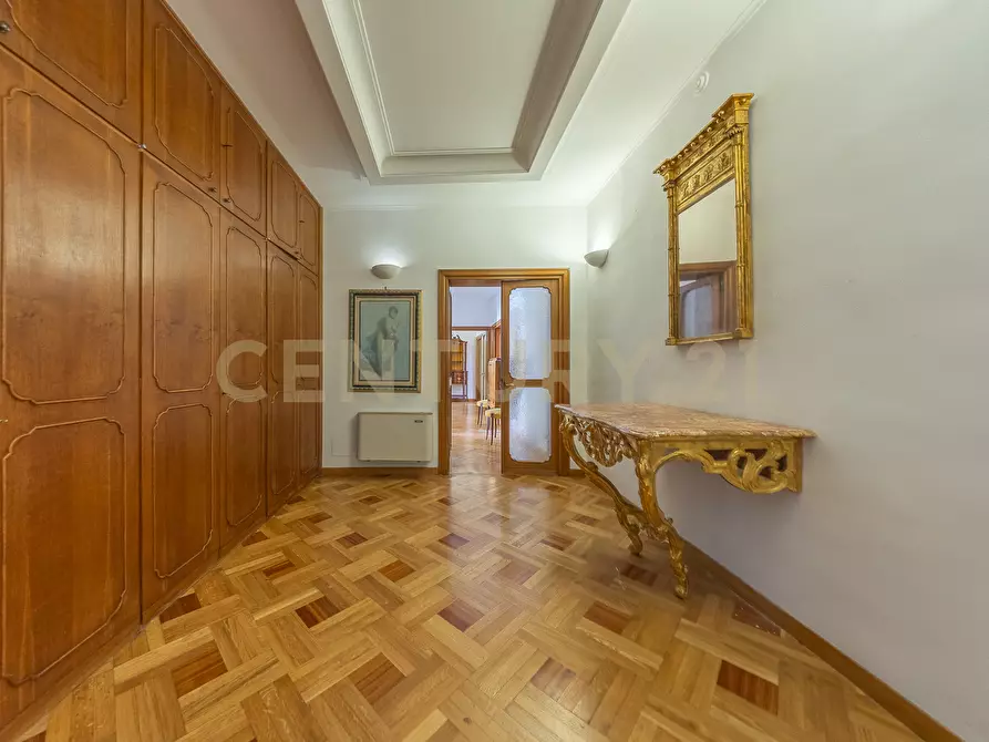 Immagine 3 di Pentalocale in vendita  in Via della Croce 71 a Roma