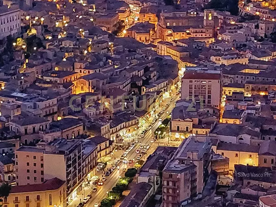 Immagine 11 di Pentalocale in vendita  in Corso Umberto I 1C a Modica