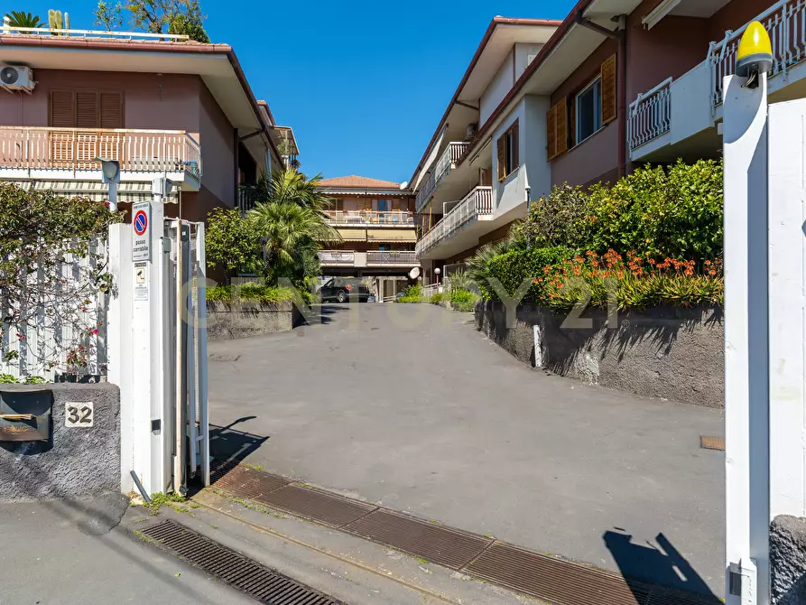 Immagine 40 di Trilocale in vendita  in Via Nazionale a Aci Castello