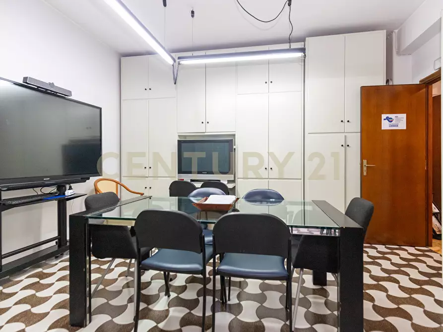 Immagine 11 di Pentalocale in vendita  in Via Grazia Deledda 2 a Catania