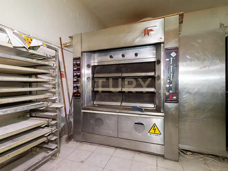 Immagine 36 di Locale commerciale in vendita  in Via Giacomo Leopardi 127 a Catania