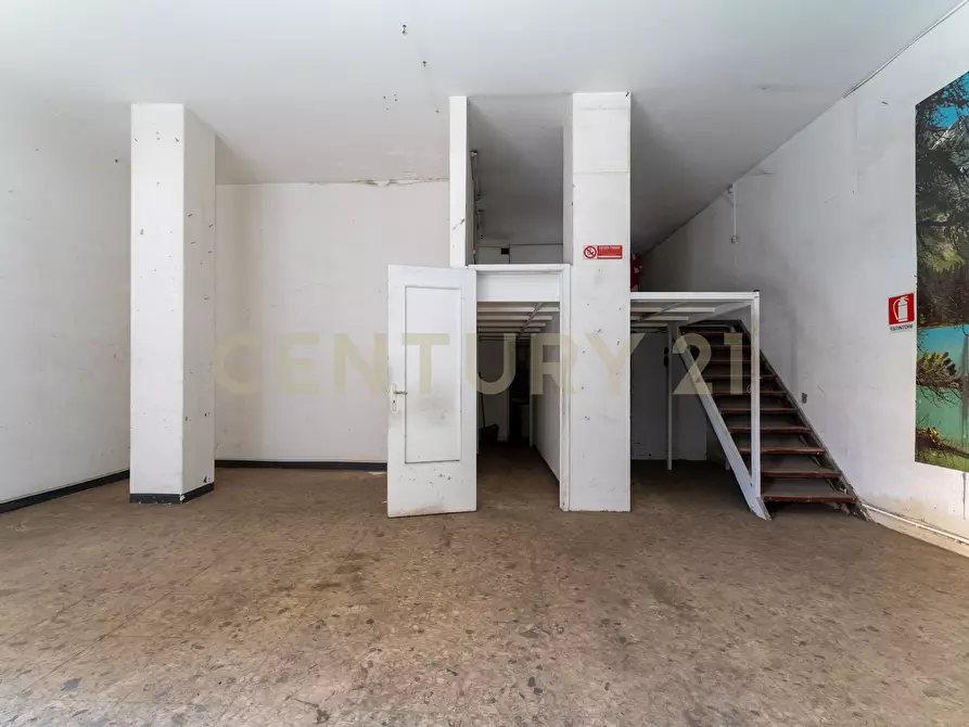 Immagine 22 di Locale commerciale in vendita  in Via Bronte 2l a Catania