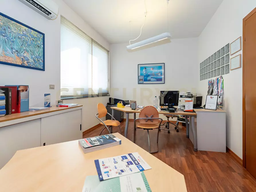 Immagine 17 di Pentalocale in vendita  in Via Pietra dell'Ova 396396 a Tremestieri Etneo