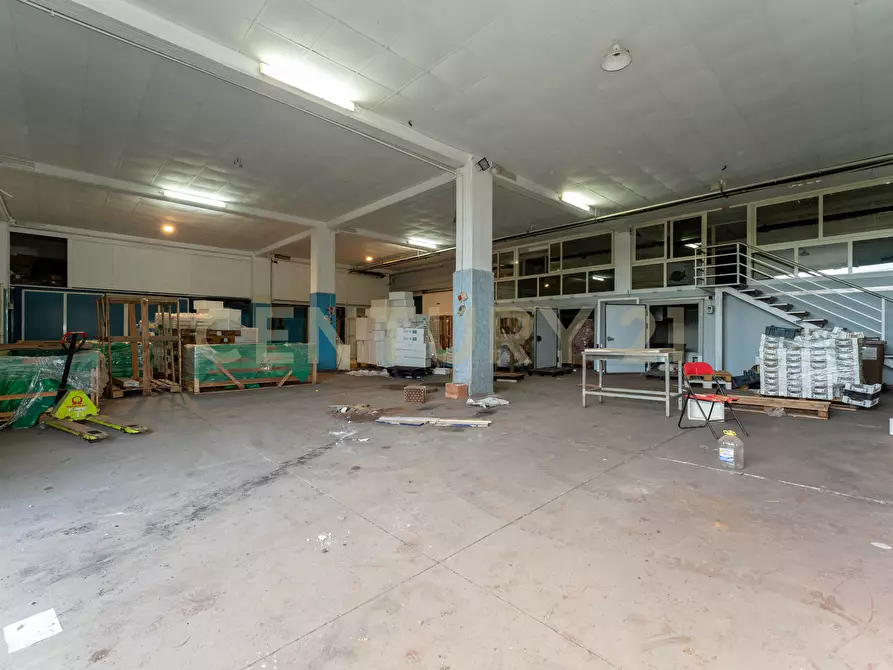 Immagine 68 di Showroom in vendita  in Via delle Scuole 1 a Aci Castello