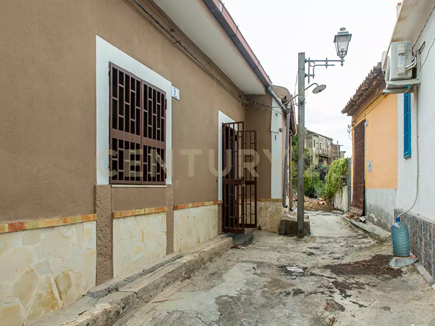 Immagine 6 di Casa indipendente in vendita  in Via Amalfi 7 a Motta Sant'anastasia