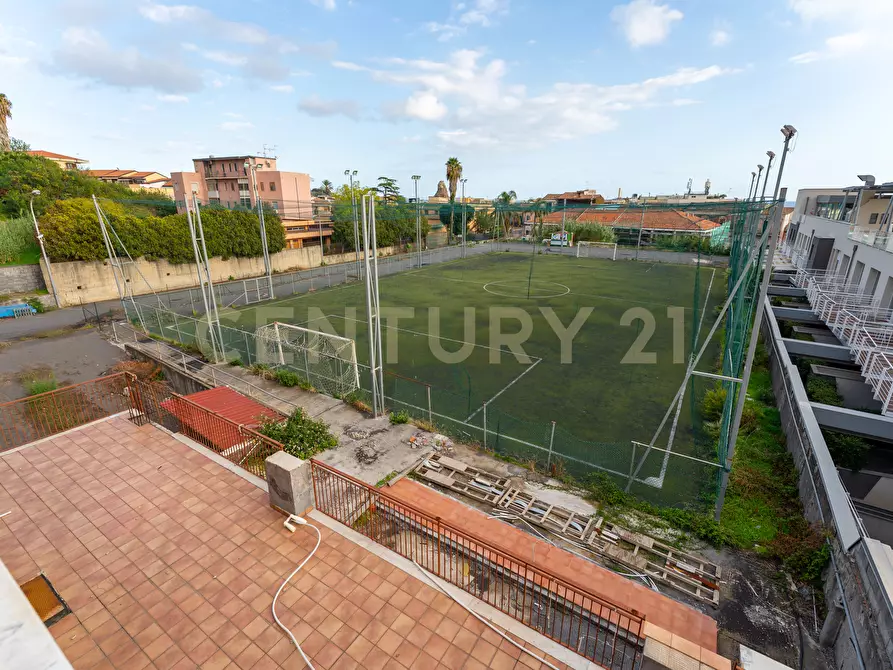 Immagine 37 di Showroom in vendita  in Via delle Scuole 1 a Aci Castello