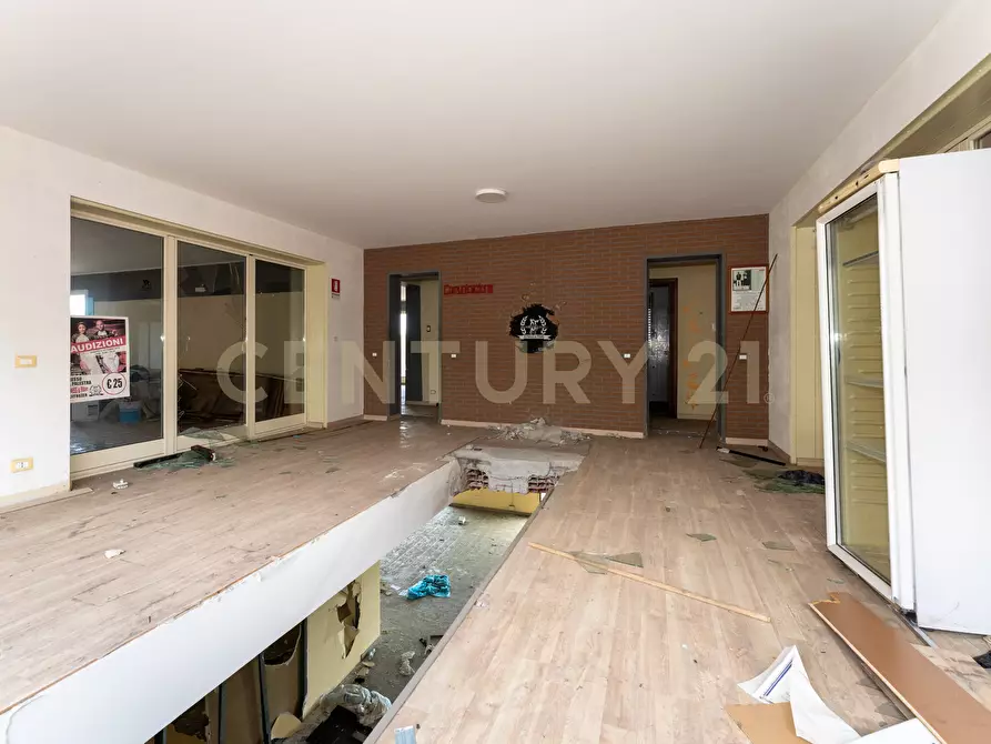 Immagine 52 di Showroom in vendita  in Via delle Scuole 1 a Aci Castello