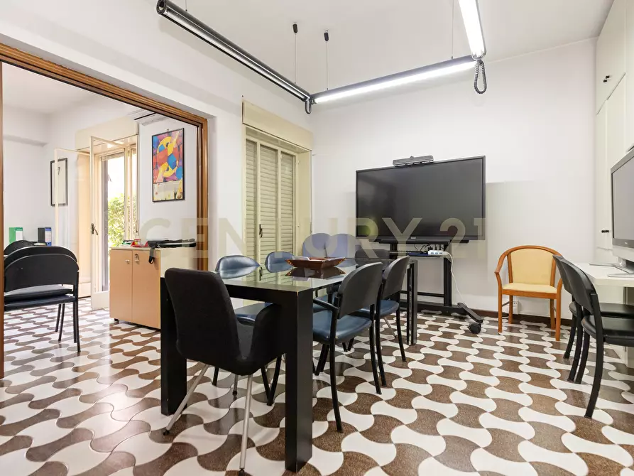 Immagine 10 di Pentalocale in vendita  in Via Grazia Deledda 2 a Catania