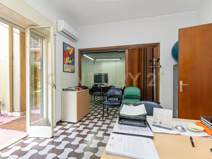 Immagine 12 di Pentalocale in vendita  in Via Grazia Deledda 2 a Catania
