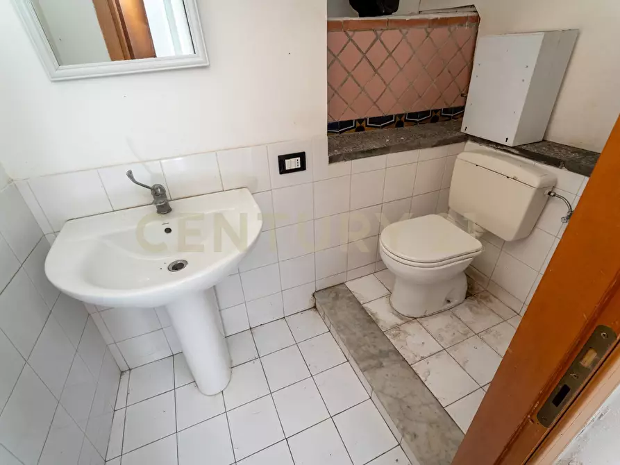 Immagine 38 di Locale commerciale in vendita  in Via Giuseppe Verdi 65 a Catania