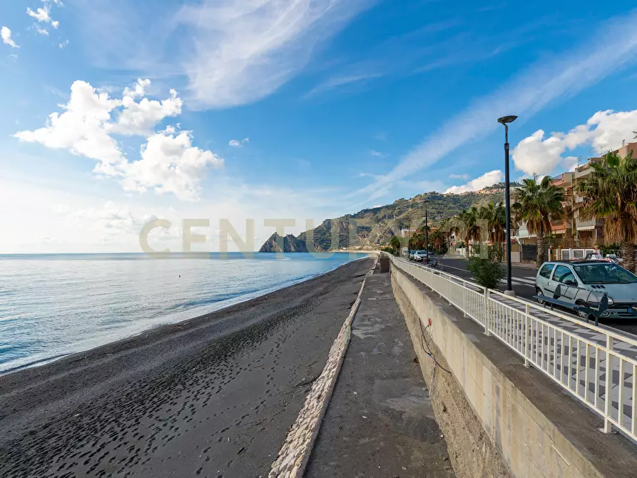 Immagine 2 di Bilocale in vendita  in Via Lungomare 2 a Sant'alessio Siculo