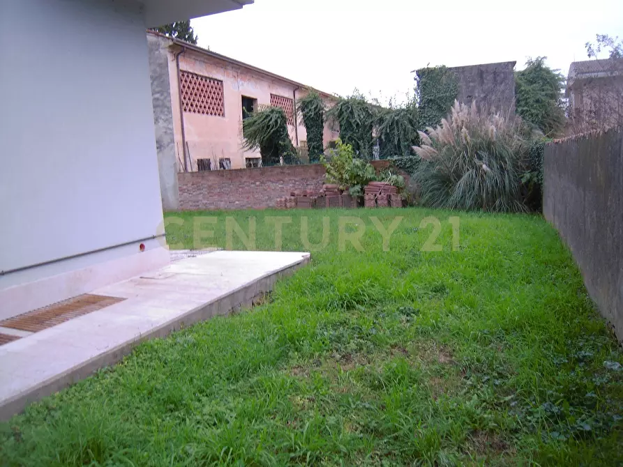 Immagine 10 di Locale commerciale in vendita  in Via Umberto I 53 a Bovolone