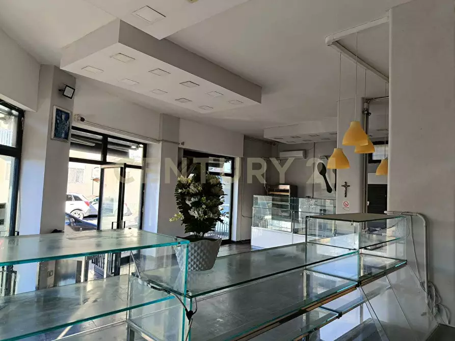 Immagine 10 di Locale commerciale in affitto  in Viale delle Medaglie D'Oro 88 a Catania