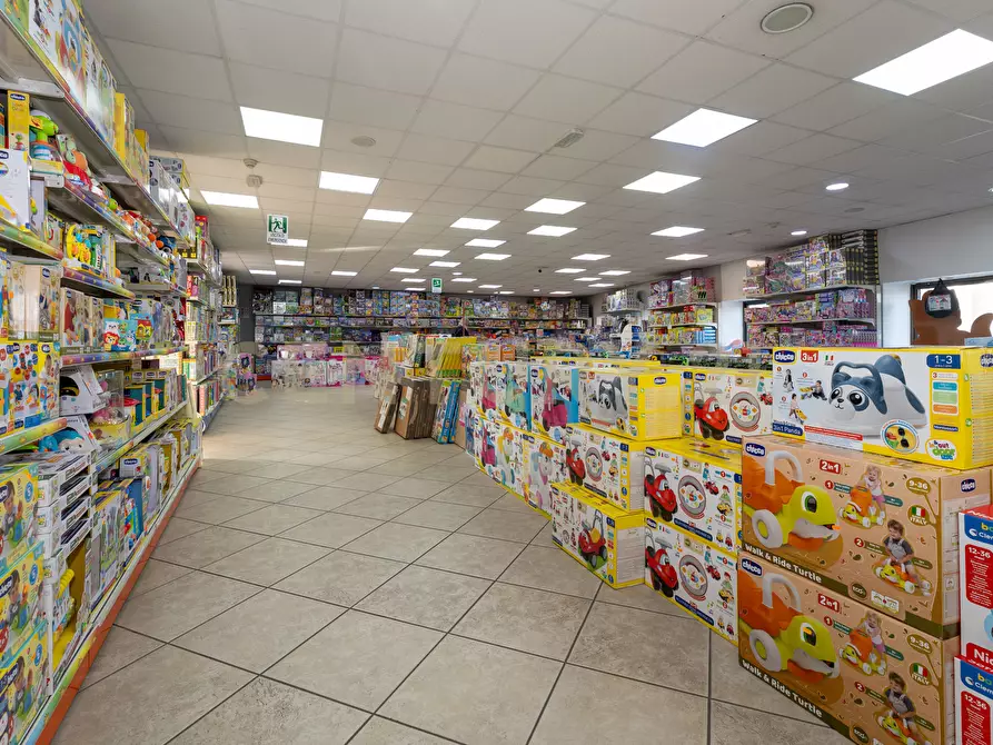 Immagine 33 di Locale commerciale in vendita  in Via Passo Gravina 150 a Catania