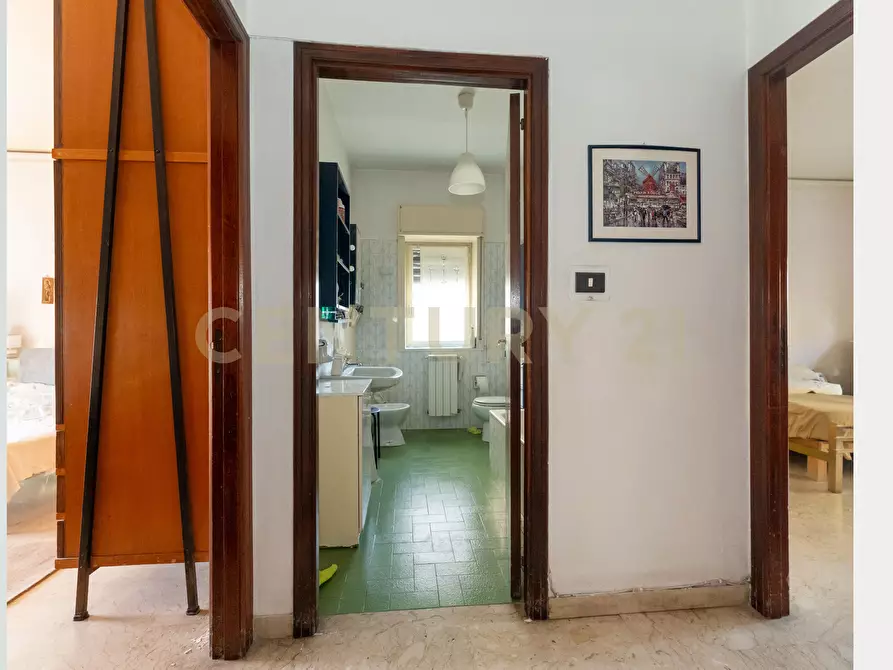 Immagine 36 di Pentalocale in vendita  in Via Fratelli Bandiera 13 a Gravina Di Catania