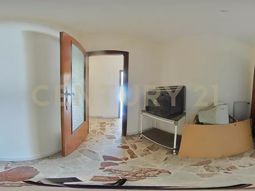 Immagine 43 di Pentalocale in vendita  in Via Carnazza 2 a Tremestieri Etneo