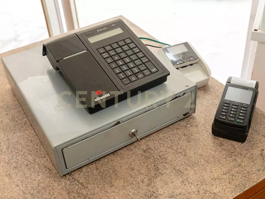 Immagine 21 di Locale commerciale in vendita  in Via Giacomo Leopardi 127 a Catania