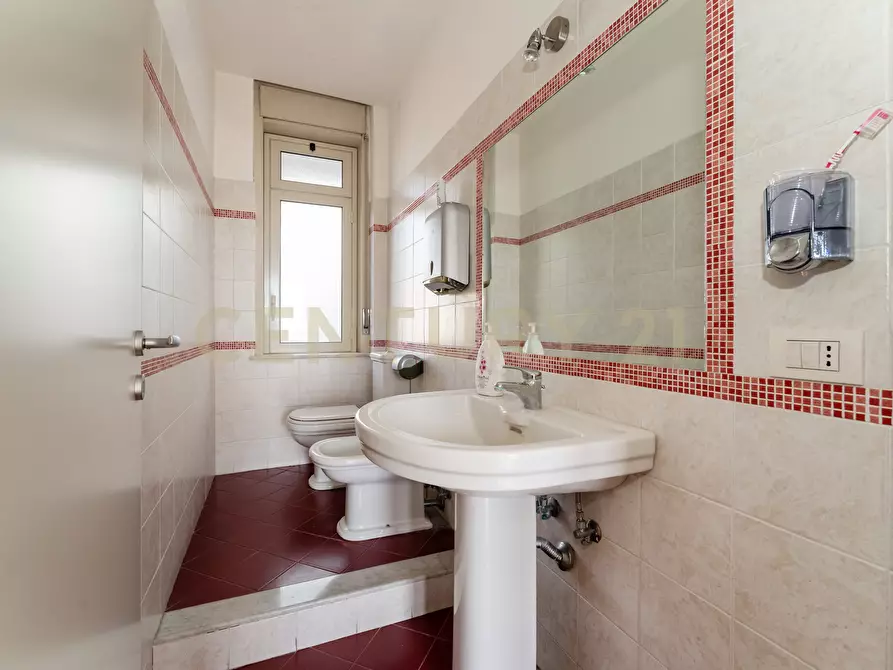Immagine 35 di Pentalocale in vendita  in Corso Sicilia 64 a Catania