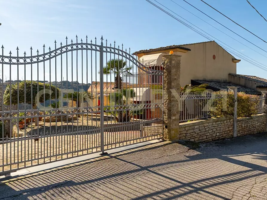 Immagine 61 di Villa in vendita  in Via Gela 95 a Caltagirone