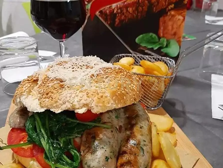 Immagine 11 di Pizzeria / Pub in vendita  in Piazza Don Diego snc a Pedara