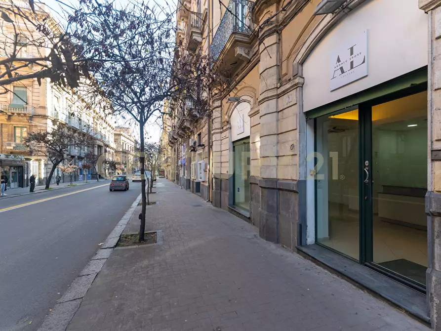 Immagine 25 di Locale commerciale in affitto  in viale Regina Margherita 19 a Catania