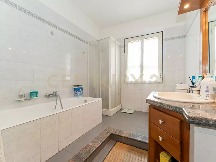 Immagine 47 di Villa in vendita  in Via Santa Rosa da Lima 17 a Catania