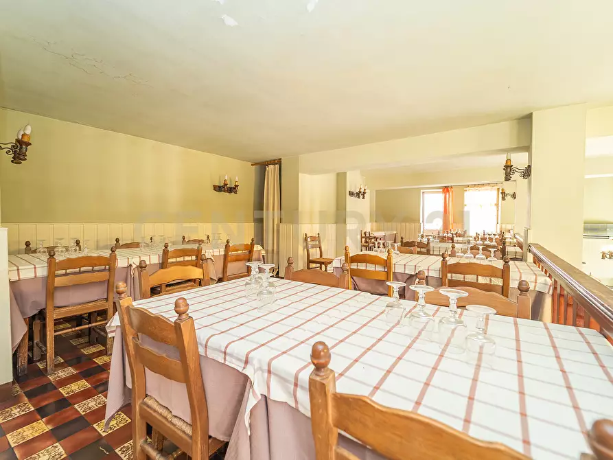 Immagine 14 di Locale commerciale in vendita  in Via Nemorense 17 a Nemi